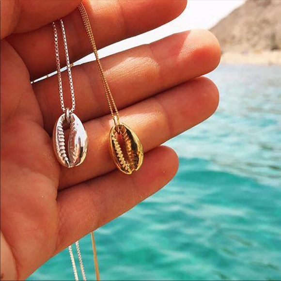 Single Gold Cowrie Pendant Necklace - Picture 2 of 5